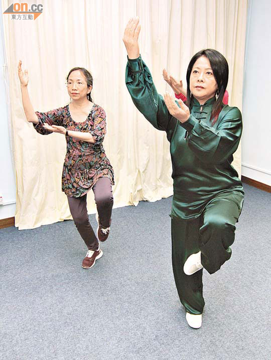 袁麗萍示範道家氣功氣功療法可治慢性疲勞東方日報 袁麗萍(右)示範道家氣功療法第二式「白猿獻果」;左為陳麗雲。